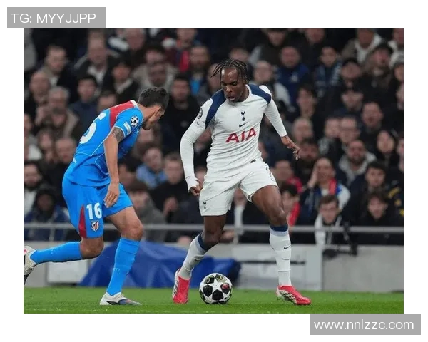 皇马与拜仁激战中的争议判罚引发球迷热议与媒体关注